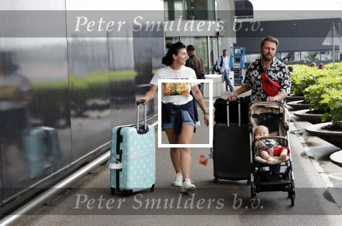 Schiphol 2 augustus 2019
Roxeanne Hazes op schiphol met partner Erik Zwennes en hun zoon Fender