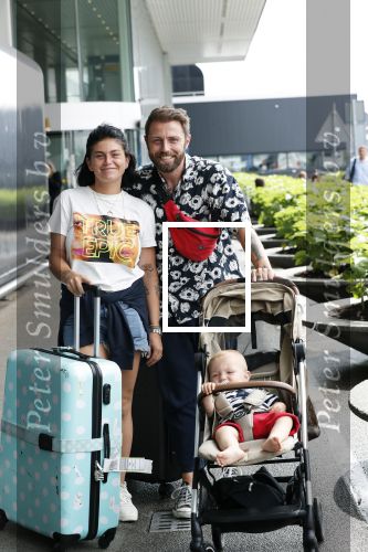 Schiphol 2 augustus 2019
Roxeanne Hazes op schiphol met partner Erik Zwennes en hun zoon Fender