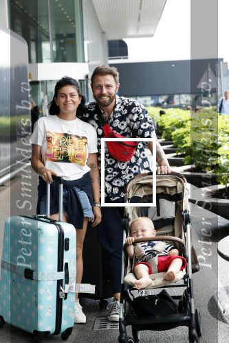 Schiphol 2 augustus 2019
Roxeanne Hazes op schiphol met partner Erik Zwennes en hun zoon Fender