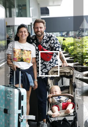 Schiphol 2 augustus 2019
Roxeanne Hazes op schiphol met partner Erik Zwennes en hun zoon Fender