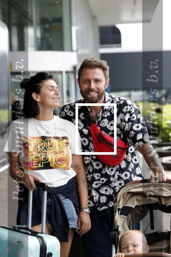 Schiphol 2 augustus 2019
Roxeanne Hazes op schiphol met partner Erik Zwennes en hun zoon Fender