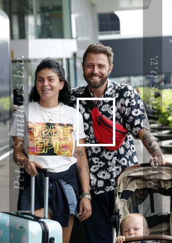 Schiphol 2 augustus 2019
Roxeanne Hazes op schiphol met partner Erik Zwennes en hun zoon Fender