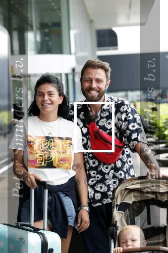 Schiphol 2 augustus 2019
Roxeanne Hazes op schiphol met partner Erik Zwennes en hun zoon Fender