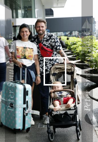 Schiphol 2 augustus 2019
Roxeanne Hazes op schiphol met partner Erik Zwennes en hun zoon Fender