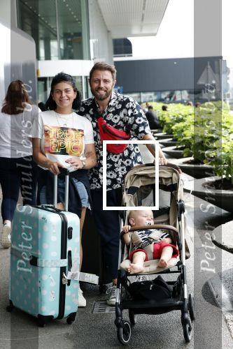 Schiphol 2 augustus 2019
Roxeanne Hazes op schiphol met partner Erik Zwennes en hun zoon Fender