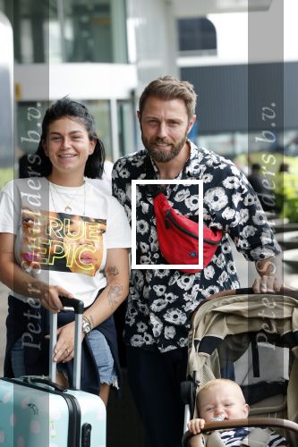 Schiphol 2 augustus 2019
Roxeanne Hazes op schiphol met partner Erik Zwennes en hun zoon Fender