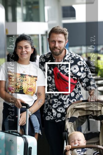 Schiphol 2 augustus 2019
Roxeanne Hazes op schiphol met partner Erik Zwennes en hun zoon Fender