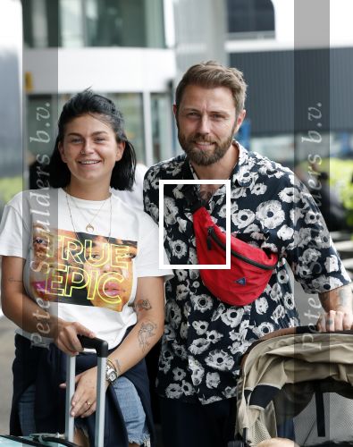 Schiphol 2 augustus 2019
Roxeanne Hazes op schiphol met partner Erik Zwennes en hun zoon Fender