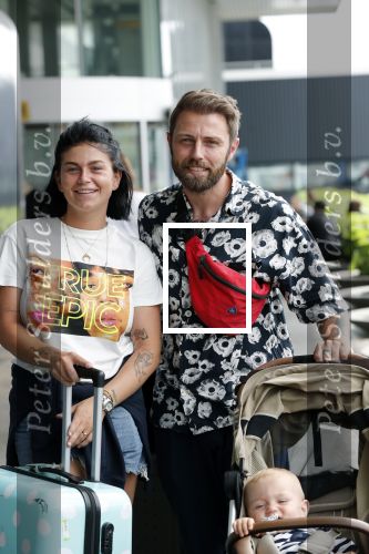 Schiphol 2 augustus 2019
Roxeanne Hazes op schiphol met partner Erik Zwennes en hun zoon Fender