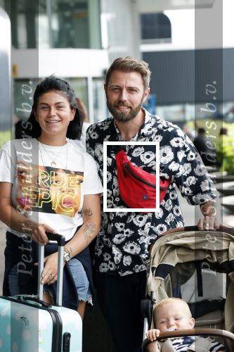Schiphol 2 augustus 2019
Roxeanne Hazes op schiphol met partner Erik Zwennes en hun zoon Fender