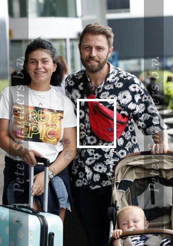 Schiphol 2 augustus 2019
Roxeanne Hazes op schiphol met partner Erik Zwennes en hun zoon Fender