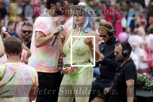 Amsterdam 3 augustus 2019
Gaypride in de grachten van Amsterdam.
Roxeanne Hazes met partner Erik Zwennes