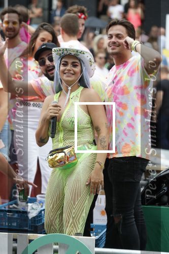 Amsterdam 3 augustus 2019
Gaypride in de grachten van Amsterdam.
Roxeanne Hazes met partner Erik Zwennes