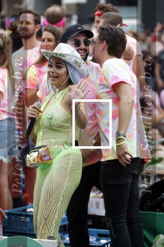 Amsterdam 3 augustus 2019
Gaypride in de grachten van Amsterdam.
Roxeanne Hazes met partner Erik Zwennes