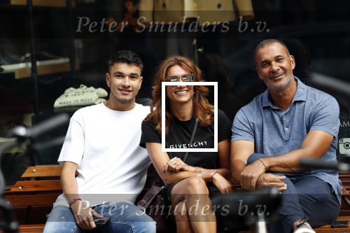 Amsterdam 30 augustus 2019
Ruud Gullit met zijn vriendin Karin de Rooij en haar zoon Nigel.