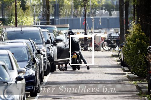 Amsterdam 23 augustus 2019
Ruud de Wild arriveert op zijn motor bij het huis van Olcay Gulsen . Daarna gaan ze met Olcay haar auto naar een fietsenwinkel.