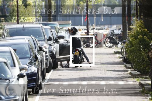 Amsterdam 23 augustus 2019
Ruud de Wild arriveert op zijn motor bij het huis van Olcay Gulsen . Daarna gaan ze met Olcay haar auto naar een fietsenwinkel.