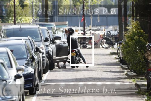 Amsterdam 23 augustus 2019
Ruud de Wild arriveert op zijn motor bij het huis van Olcay Gulsen . Daarna gaan ze met Olcay haar auto naar een fietsenwinkel.