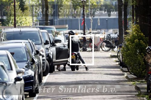 Amsterdam 23 augustus 2019
Ruud de Wild arriveert op zijn motor bij het huis van Olcay Gulsen . Daarna gaan ze met Olcay haar auto naar een fietsenwinkel.