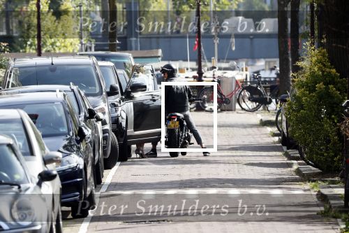 Amsterdam 23 augustus 2019
Ruud de Wild arriveert op zijn motor bij het huis van Olcay Gulsen . Daarna gaan ze met Olcay haar auto naar een fietsenwinkel.