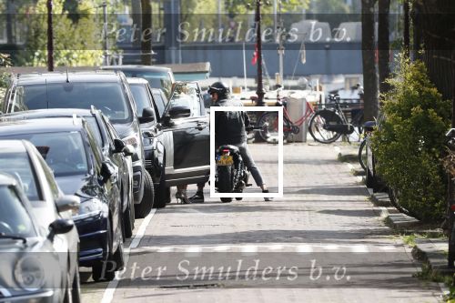 Amsterdam 23 augustus 2019
Ruud de Wild arriveert op zijn motor bij het huis van Olcay Gulsen . Daarna gaan ze met Olcay haar auto naar een fietsenwinkel.