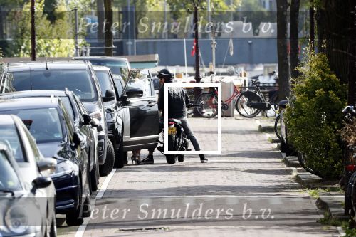 Amsterdam 23 augustus 2019
Ruud de Wild arriveert op zijn motor bij het huis van Olcay Gulsen . Daarna gaan ze met Olcay haar auto naar een fietsenwinkel.