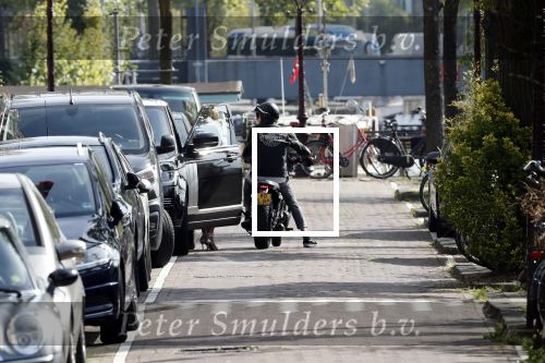 Amsterdam 23 augustus 2019
Ruud de Wild arriveert op zijn motor bij het huis van Olcay Gulsen . Daarna gaan ze met Olcay haar auto naar een fietsenwinkel.