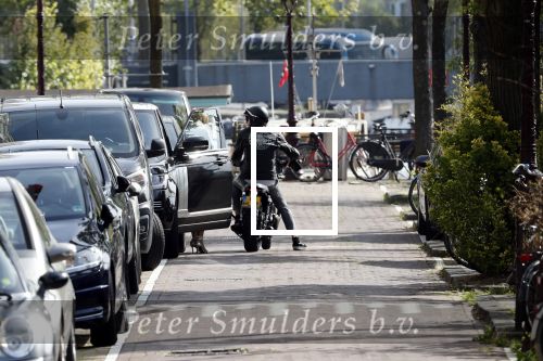 Amsterdam 23 augustus 2019
Ruud de Wild arriveert op zijn motor bij het huis van Olcay Gulsen . Daarna gaan ze met Olcay haar auto naar een fietsenwinkel.