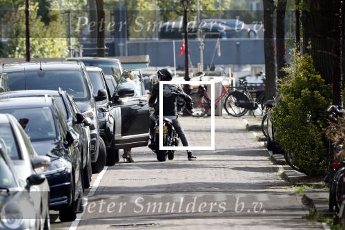 Amsterdam 23 augustus 2019
Ruud de Wild arriveert op zijn motor bij het huis van Olcay Gulsen . Daarna gaan ze met Olcay haar auto naar een fietsenwinkel.