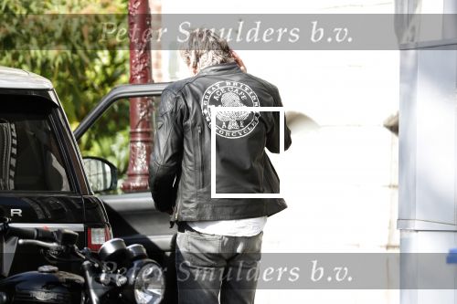 Amsterdam 23 augustus 2019
Ruud de Wild arriveert op zijn motor bij het huis van Olcay Gulsen . Daarna gaan ze met Olcay haar auto naar een fietsenwinkel.
