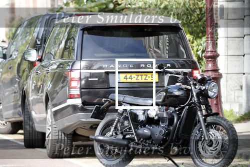 Amsterdam 23 augustus 2019
Ruud de Wild arriveert op zijn motor bij het huis van Olcay Gulsen . Daarna gaan ze met Olcay haar auto naar een fietsenwinkel.
