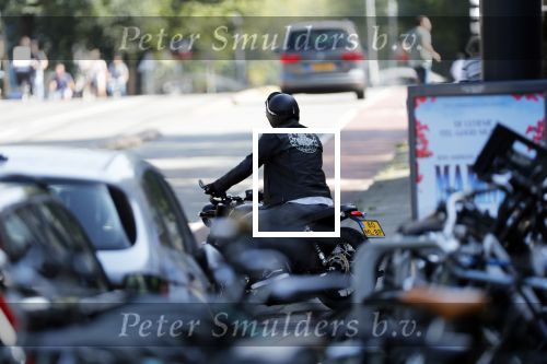 Amsterdam 23 augustus 2019
Ruud de Wild arriveert op zijn motor bij het huis van Olcay Gulsen . Daarna gaan ze met Olcay haar auto naar een fietsenwinkel.