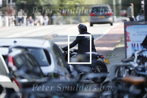 Amsterdam 23 augustus 2019
Ruud de Wild arriveert op zijn motor bij het huis van Olcay Gulsen . Daarna gaan ze met Olcay haar auto naar een fietsenwinkel.
