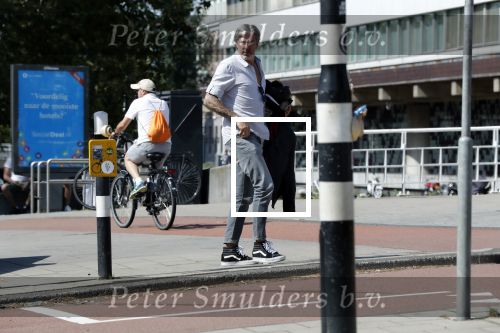 Amsterdam 23 augustus 2019
Ruud de Wild arriveert op zijn motor bij het huis van Olcay Gulsen . Daarna gaan ze met Olcay haar auto naar een fietsenwinkel.