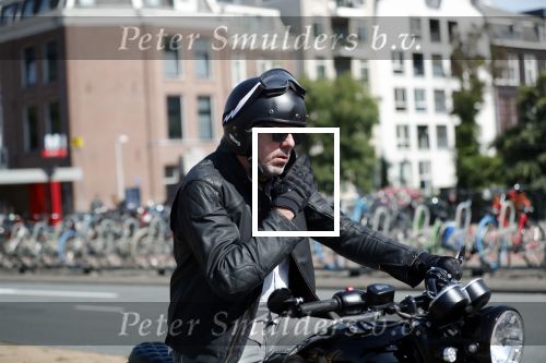 Amsterdam 23 augustus 2019
Ruud de Wild arriveert op zijn motor bij het huis van Olcay Gulsen . Daarna gaan ze met Olcay haar auto naar een fietsenwinkel.