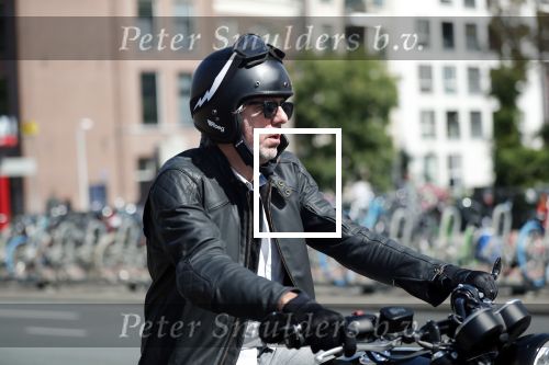 Amsterdam 23 augustus 2019
Ruud de Wild arriveert op zijn motor bij het huis van Olcay Gulsen . Daarna gaan ze met Olcay haar auto naar een fietsenwinkel.