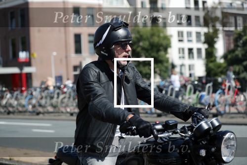 Amsterdam 23 augustus 2019
Ruud de Wild arriveert op zijn motor bij het huis van Olcay Gulsen . Daarna gaan ze met Olcay haar auto naar een fietsenwinkel.