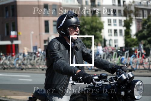 Amsterdam 23 augustus 2019
Ruud de Wild arriveert op zijn motor bij het huis van Olcay Gulsen . Daarna gaan ze met Olcay haar auto naar een fietsenwinkel.
