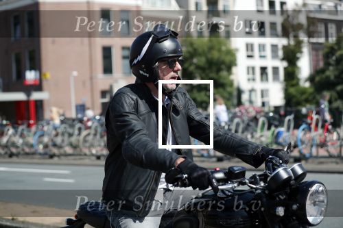 Amsterdam 23 augustus 2019
Ruud de Wild arriveert op zijn motor bij het huis van Olcay Gulsen . Daarna gaan ze met Olcay haar auto naar een fietsenwinkel.