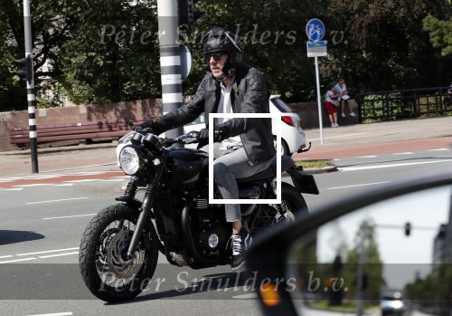 Amsterdam 23 augustus 2019
Ruud de Wild arriveert op zijn motor bij het huis van Olcay Gulsen . Daarna gaan ze met Olcay haar auto naar een fietsenwinkel.