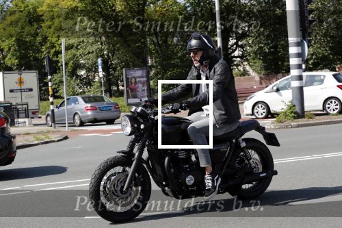 Amsterdam 23 augustus 2019
Ruud de Wild arriveert op zijn motor bij het huis van Olcay Gulsen . Daarna gaan ze met Olcay haar auto naar een fietsenwinkel.