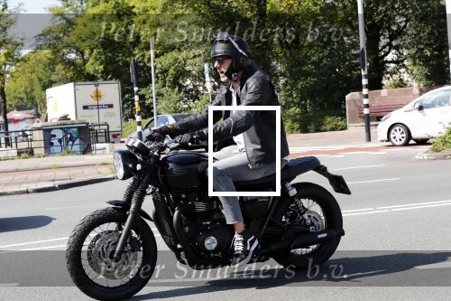 Amsterdam 23 augustus 2019
Ruud de Wild arriveert op zijn motor bij het huis van Olcay Gulsen . Daarna gaan ze met Olcay haar auto naar een fietsenwinkel.