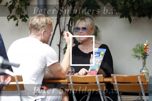 Amsterdam 28 augustus 2019
Sheila de Vries met zoon op terras.