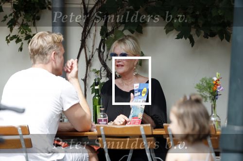 Amsterdam 28 augustus 2019
Sheila de Vries met zoon op terras.