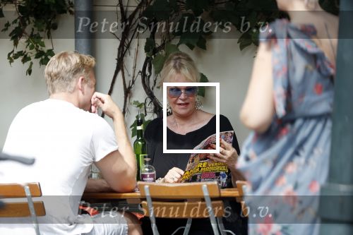 Amsterdam 28 augustus 2019
Sheila de Vries met zoon op terras.