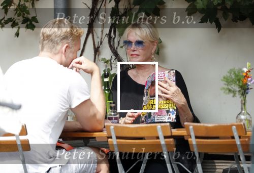 Amsterdam 28 augustus 2019
Sheila de Vries met zoon op terras.