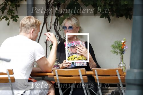 Amsterdam 28 augustus 2019
Sheila de Vries met zoon op terras.