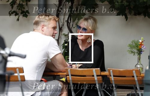 Amsterdam 28 augustus 2019
Sheila de Vries met zoon op terras.