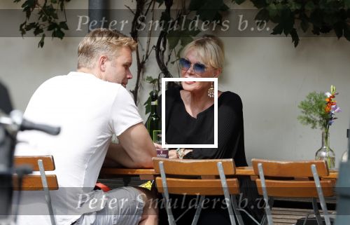 Amsterdam 28 augustus 2019
Sheila de Vries met zoon op terras.