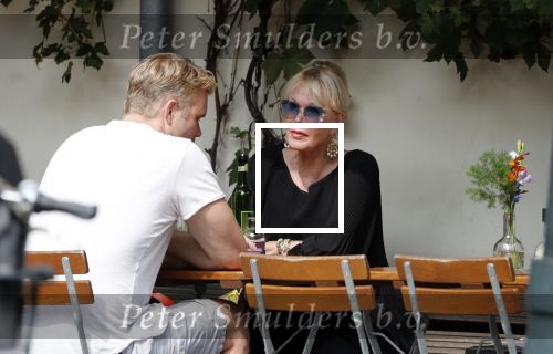 Amsterdam 28 augustus 2019
Sheila de Vries met zoon op terras.